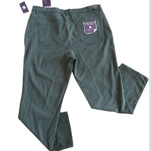 NWT Gloria Vanderbilt Amanda Jeans. Olive green. Size 18W